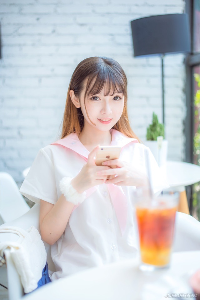 “三弟何故回来？”看到此人，诸葛亮神色一动，沉声道：“可是蜀中有新的消息？”